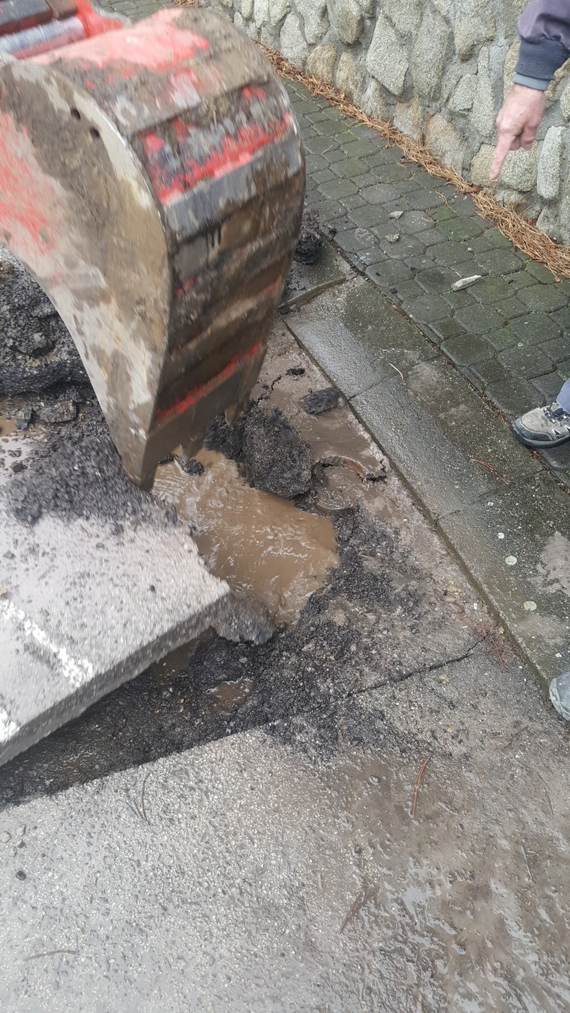 Porucha na Zohorskej ulici v zone bývania na vodovodnom potrubí  - porucha_zohorska_ul_2019_101.jpg