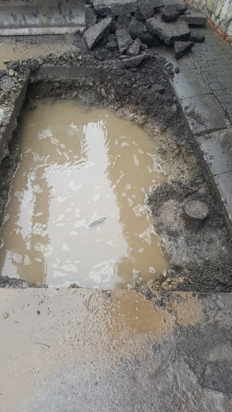 Porucha na Zohorskej ulici v zone bývania na vodovodnom potrubí - porucha_zohorska_ul_2019_102.jpg